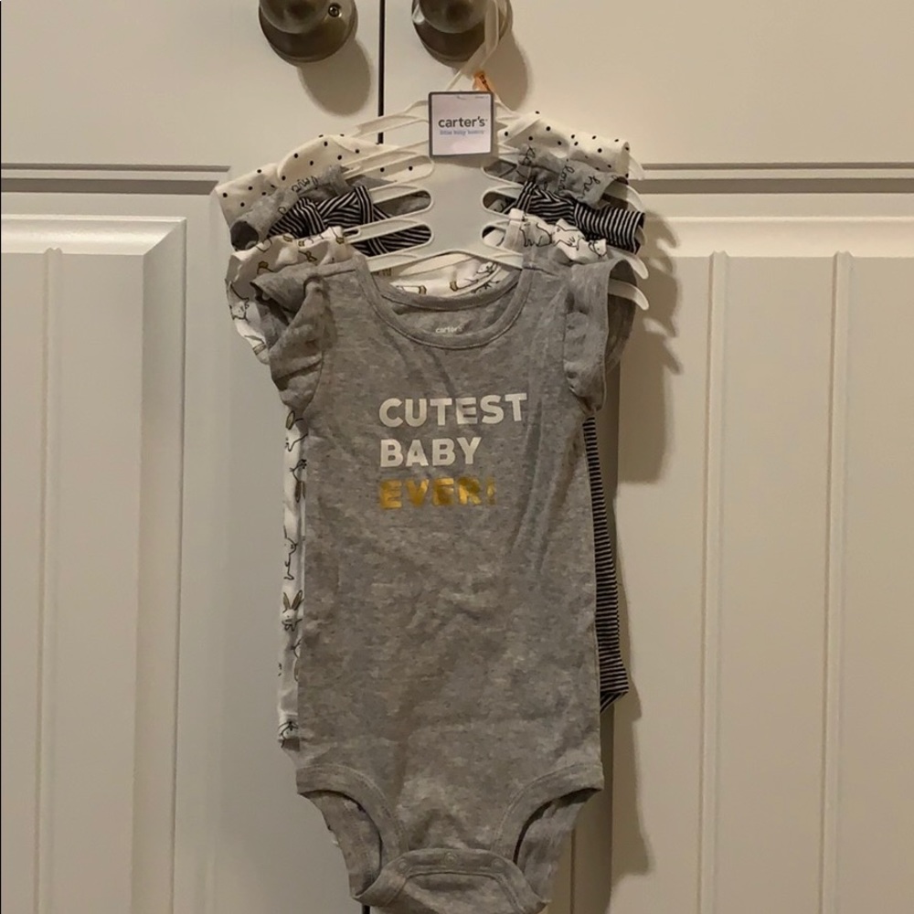 5 onesie set size 12m Carter’s